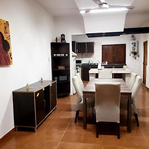 Casa Con Garaje Sobre Avenida